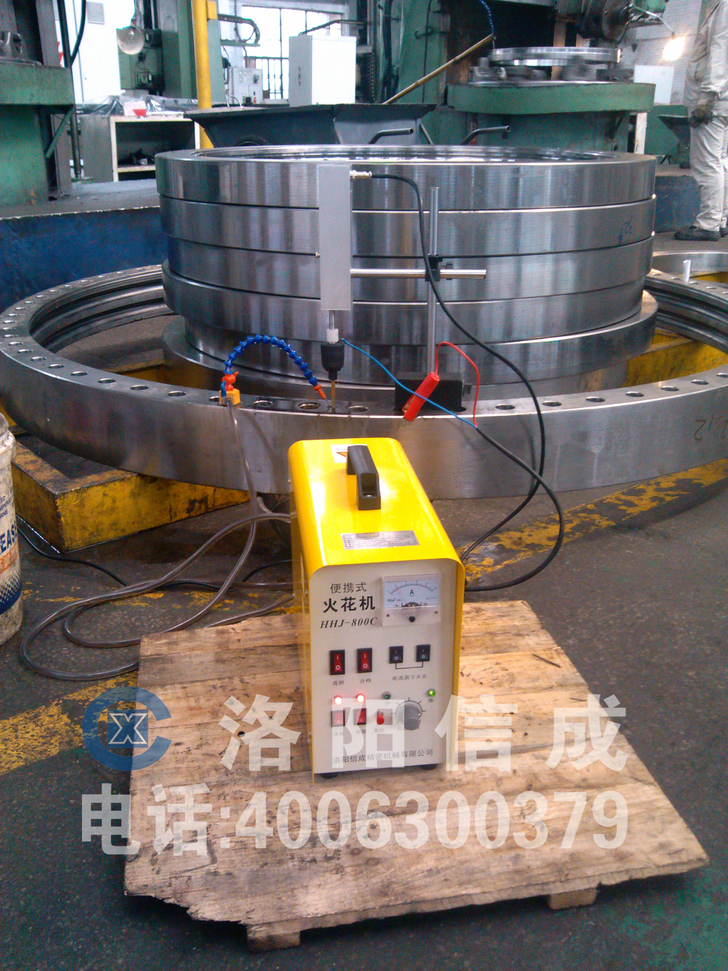 信成取斷絲錐機-大型工件現(xiàn)場操作圖